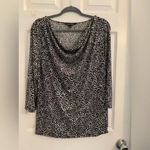 Ellen Tracy Women’s Black and White scoop Neck top. Size Large $15